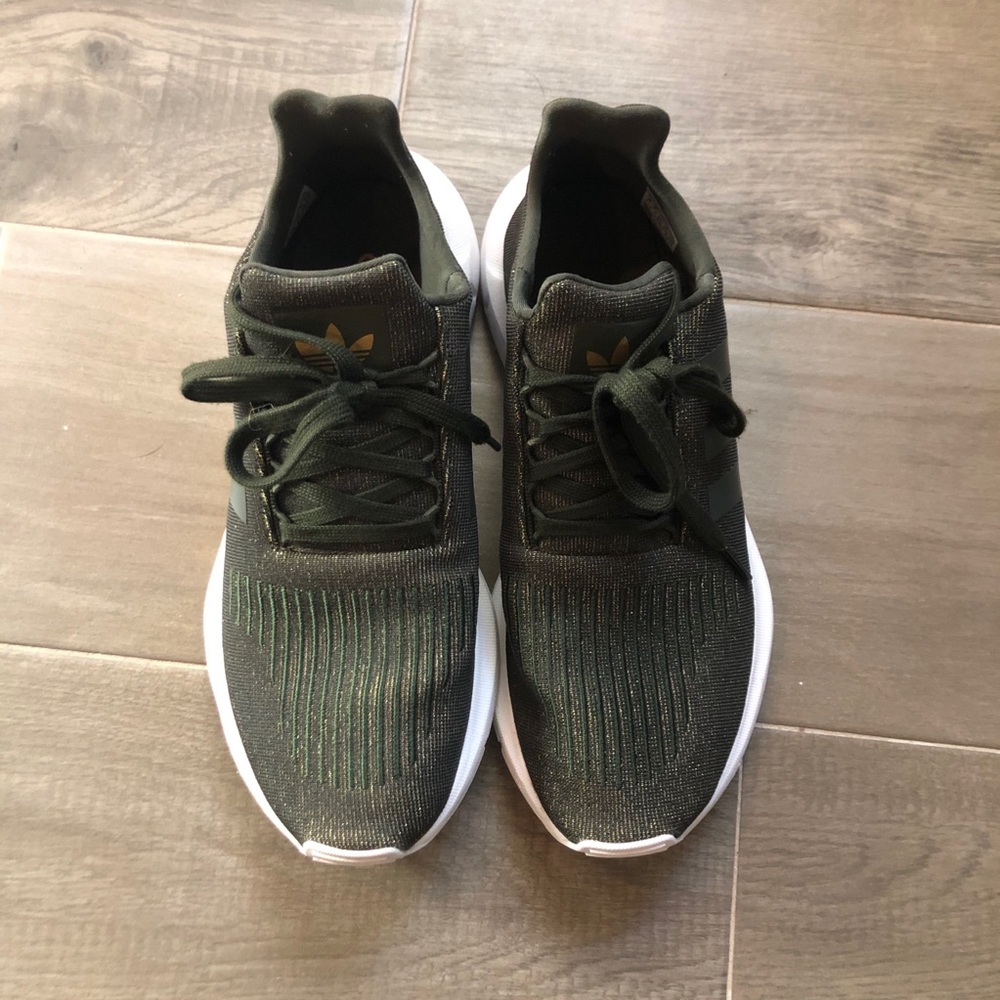 Women’s Adidas sz 9